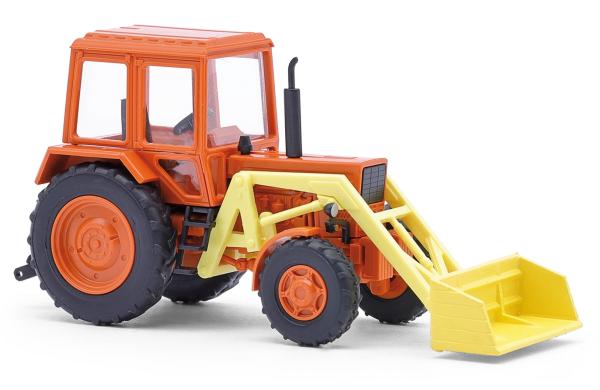 Traktor Belarus MTS 82 mit Frontlader und breiter Schaufel
